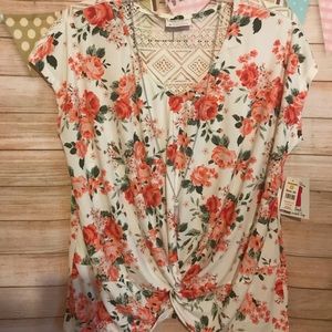 Women’s Plus Size Floral Twist Hem Top W/ Jewelry
